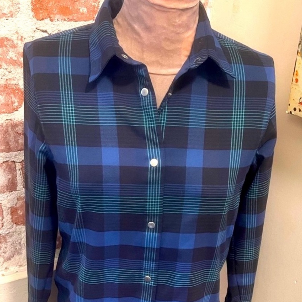 flylow quality stretch men’s button down long sleeve plaid shirt with snaps Med.
